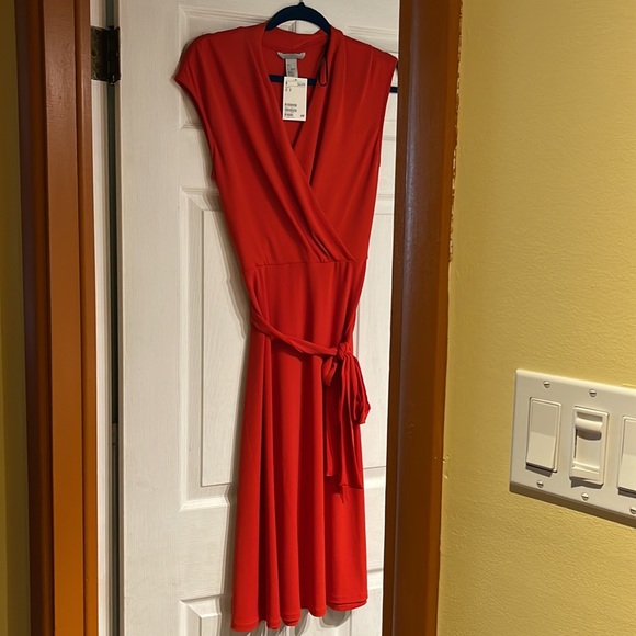 Red size small BNWT dress with tie belt - Picture 3 of 3